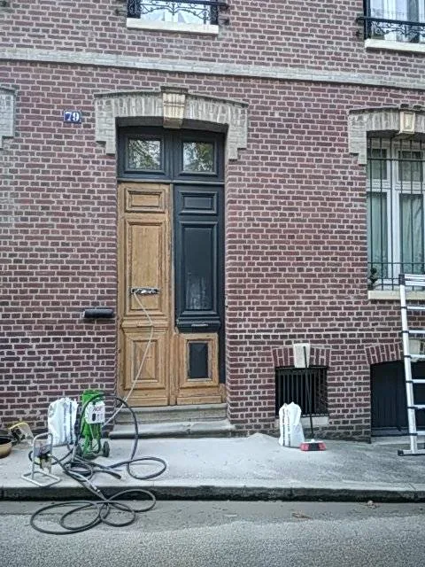 Façade de brique en travaux, échelle et échafaudage