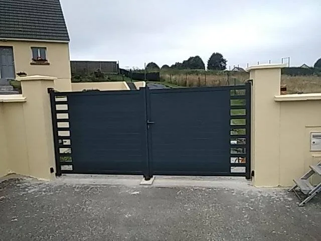 Portail aluminium et piliers — Portail coulissant à lames, piliers enduits, sur une entrée refaite.